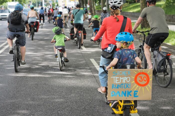 Eine Gruppe Fahrradfahrende, darunter viele Kinder.