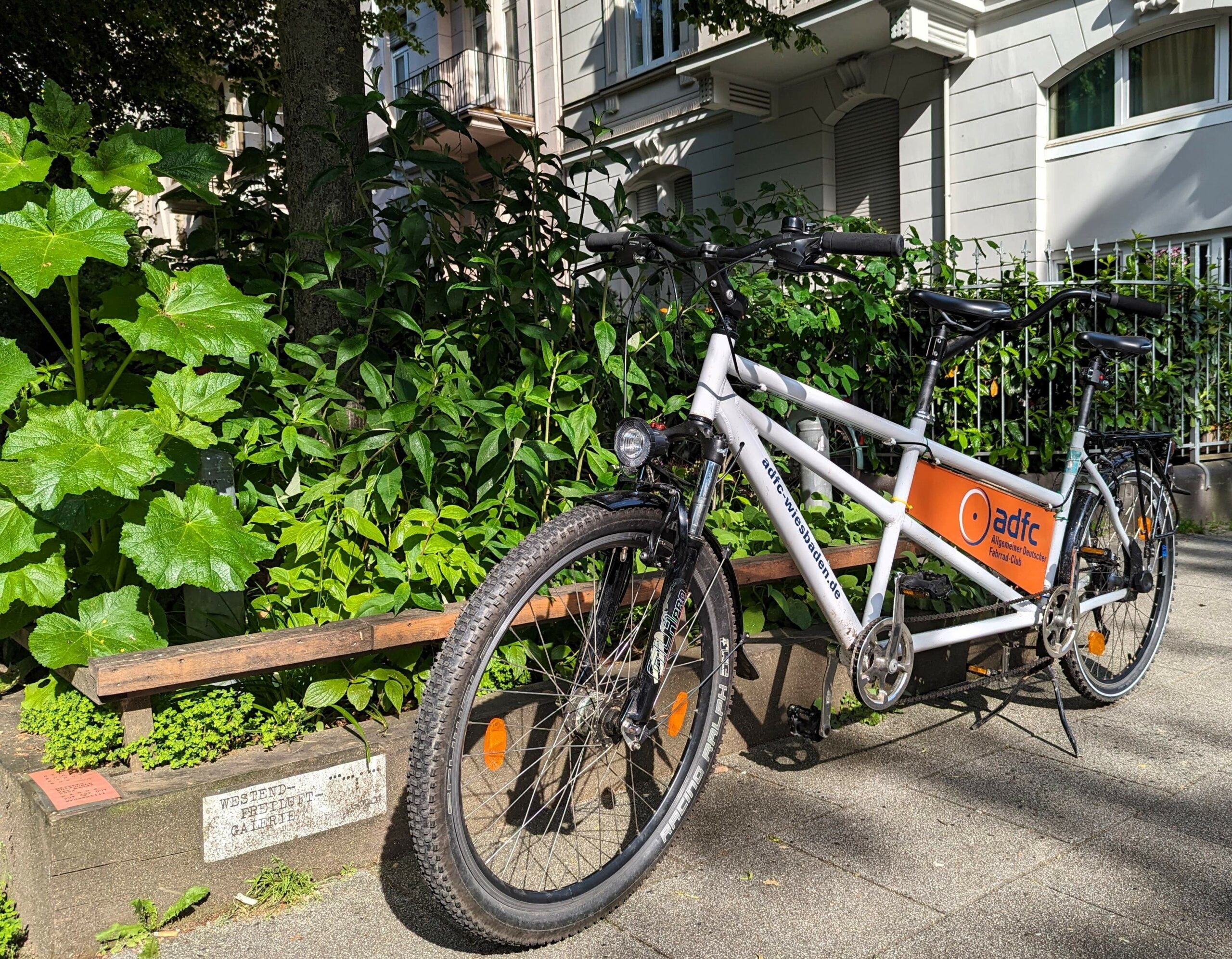 Unser Tandem vor der Geschäftsstelle