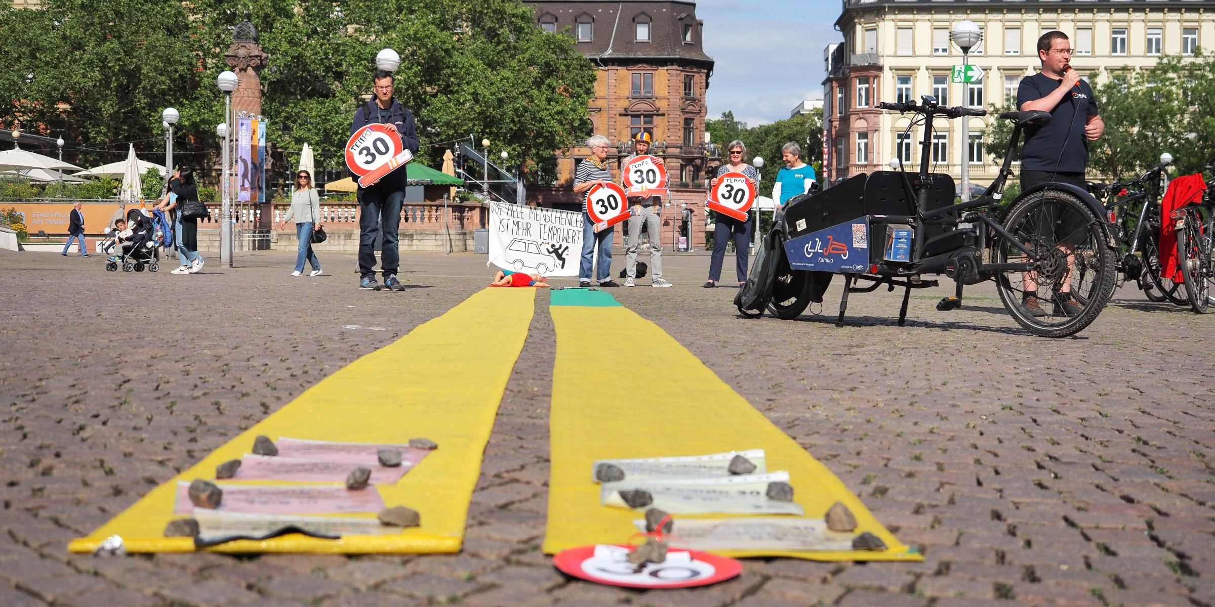 Aktion zum Verkehrssicherheitstag in der Nähe des Hessischen Landtags in Wiesbaden | © Wolfgang Wrensch Aktion zum Verkehrssicherheitstag in der Nähe des Hessischen Landtags in Wiesbaden | © Wolfgang Wrensch