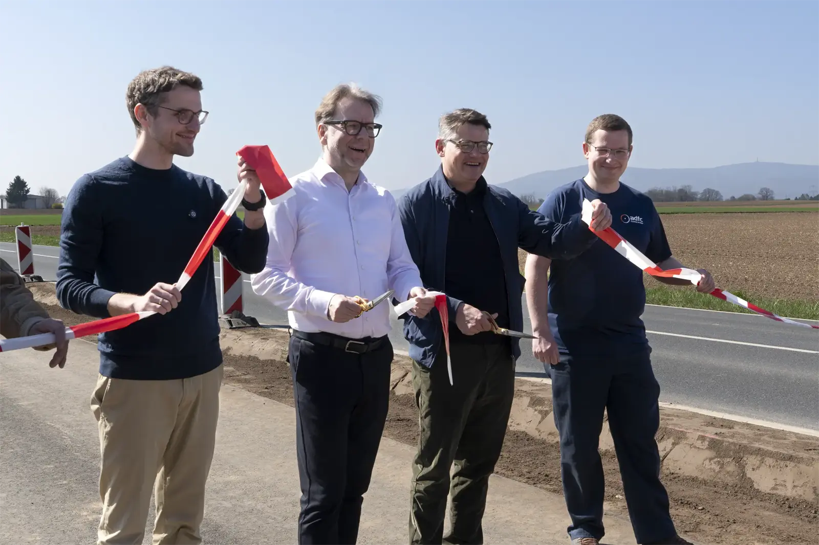 Eröffung des neuen Radwegs zwischen Nieder-Erlenbach und Niedereschbach
von links: Yannick Schwander (OB13), Verkehrsdezernent Wolfgang Siefert, Ministerpräsident Boris Rhein, Ansgar Hergerfeld (ADFC Hessen, Landesvorsitzender)Bild (2): Eckehard Wolf