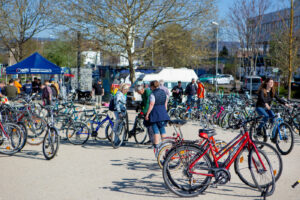 Fahrradbörse mit diversen Fahrrädern und Infostand im Hintergrund