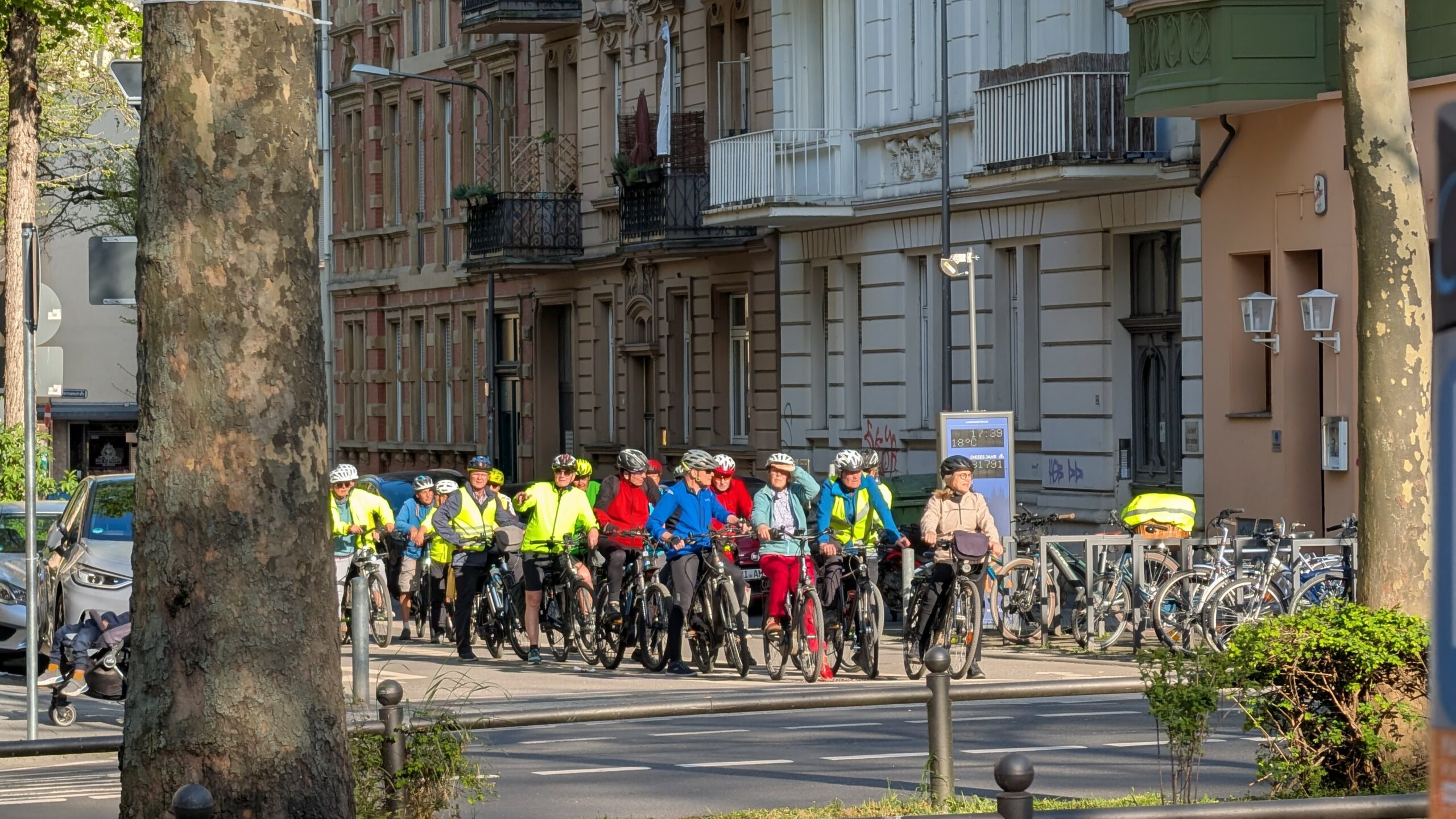 Eine Gruppe Radfahrende in der Stadt, die an einer Ampel warten