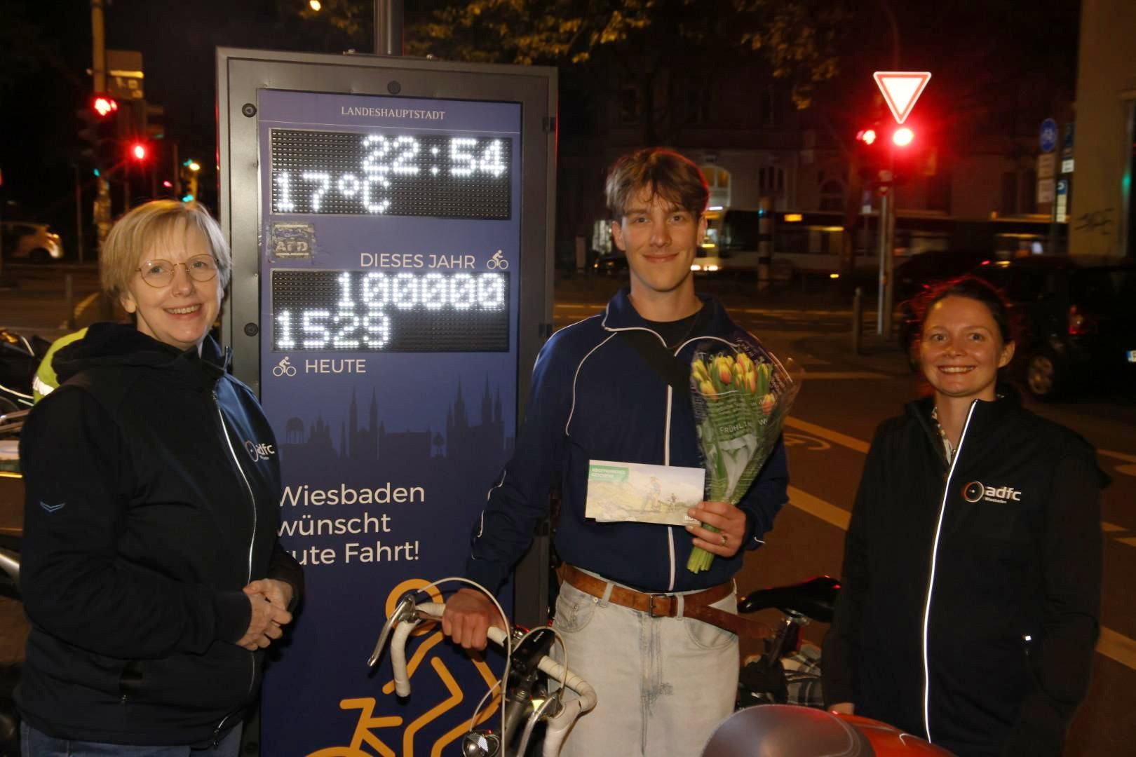 Der 100.000 Radfahrer vor der Zählstelle in der Zählstelle gemeinsam mit Michele und Karo 