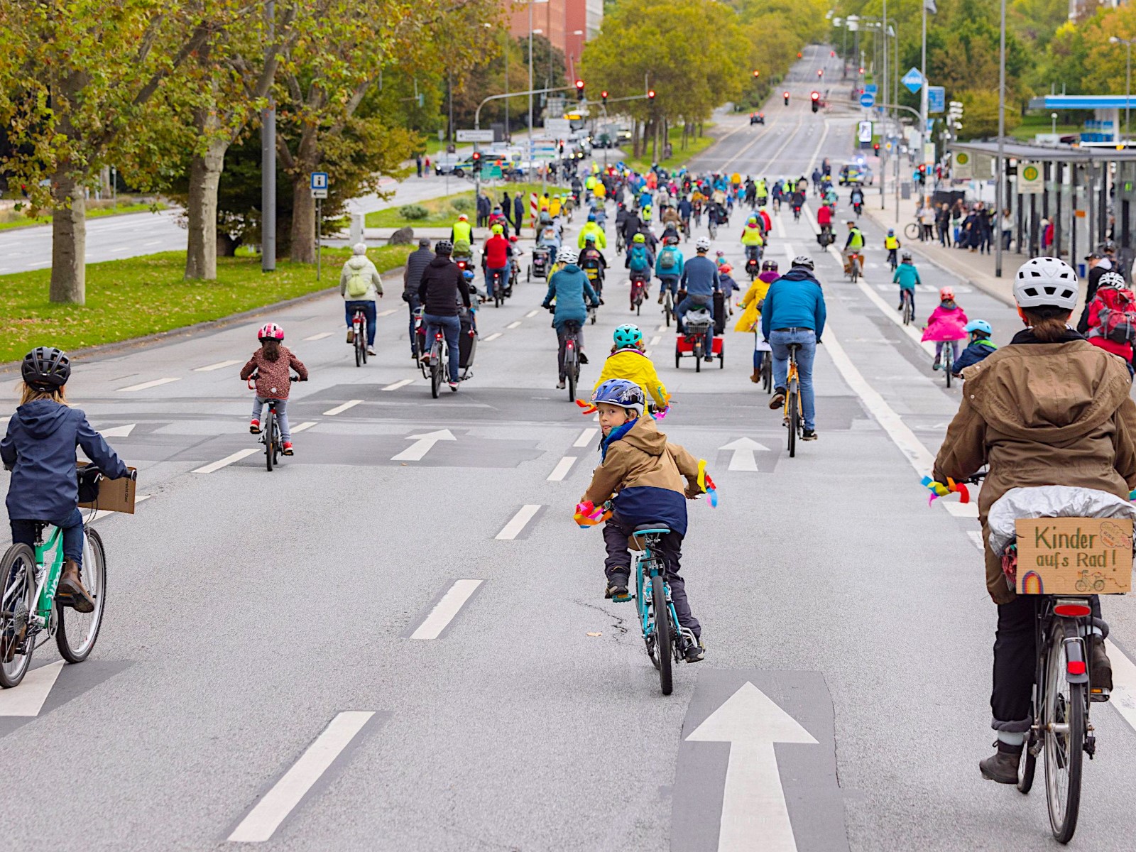 Kidical Mass Wiesbaden vorm Hauptbahnhof | &copy; Martin Kraft
