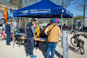 ADFC Infostand mit interessierten Gästen