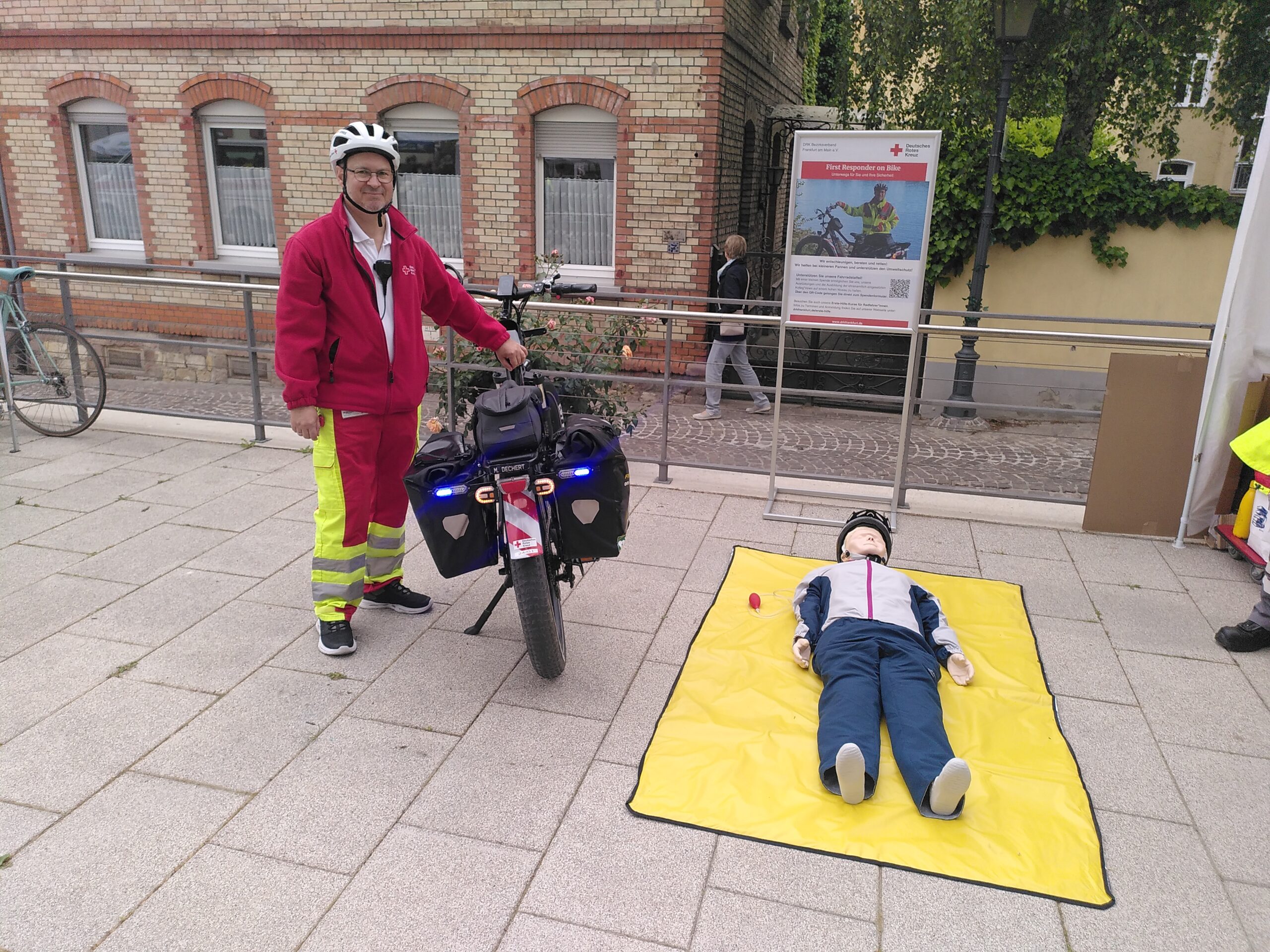 First Responder on Bike © Elke Tegeler Firstresponder on Bike mit einer Puppe zur Übung von Lebensrettenden Sofortmaßnahmen