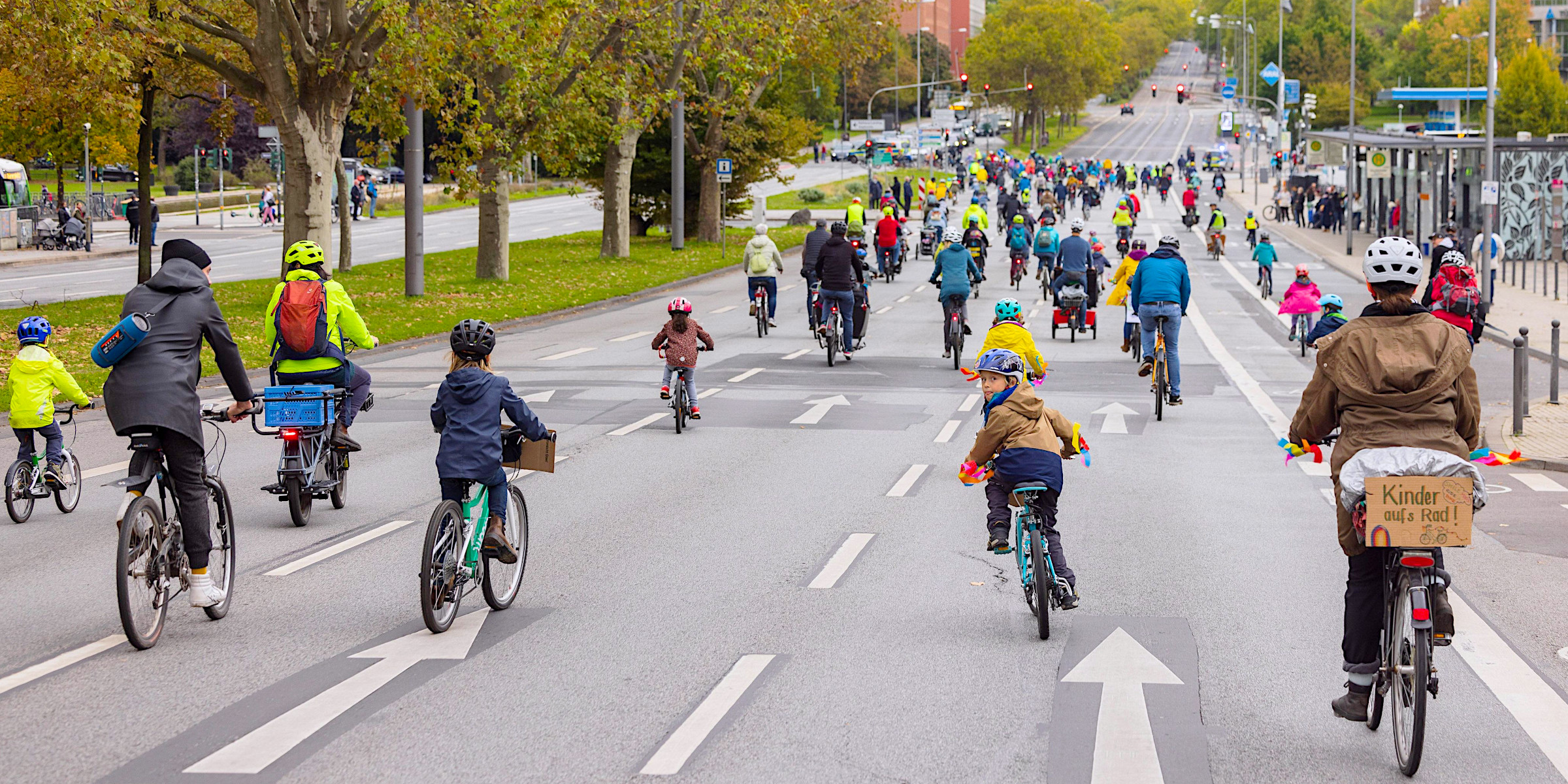 Kinder Fahrradkorso Kidical Mass vor dem Wiesbadener Hauptbahnhof