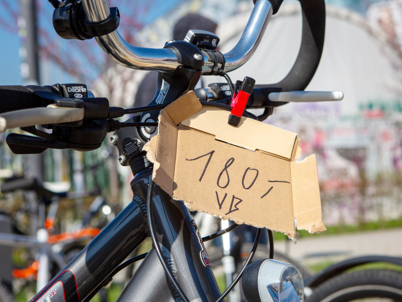 Fahrrad mit Verkaufsschild "180 € VHB" bei der Fahrradbörse | © Ollo Keßler Gebraucht-Fahrrad mit Verkaufsschild "180 € VHB" bei der Fahrradbörse