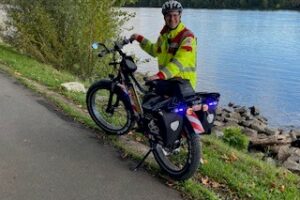 First Responder on Bike am Fluss
