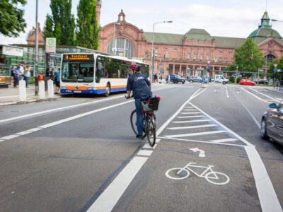 Radfahrerin biegt vor dem Bahnhof ab in die Reisinger Anlage