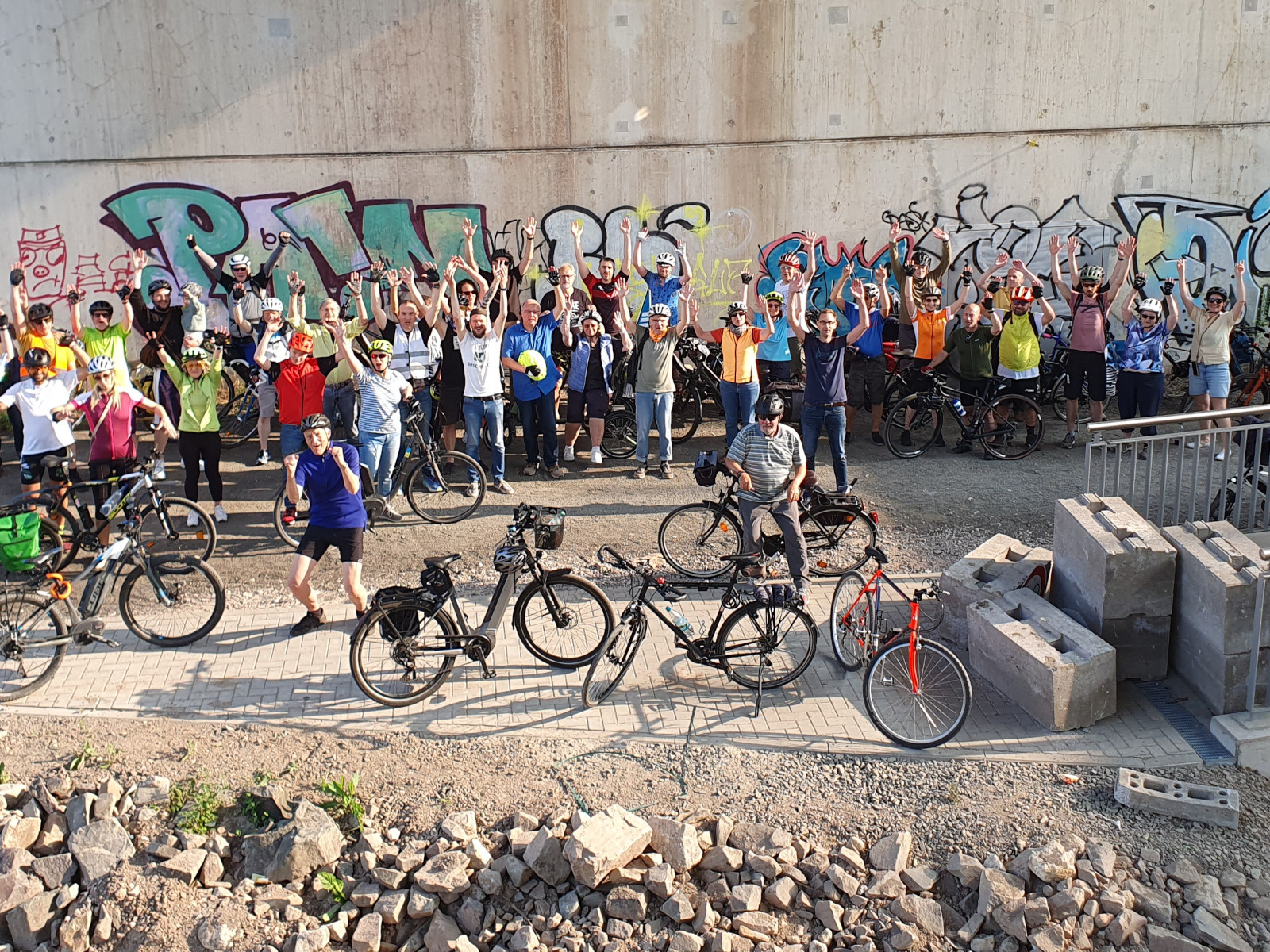 Am "Welttag des Fahrrads" demonstrierten Radfahrende aus Wiesbaden und Mainz gemeinsam für die baldige Öffnung der Durchfahrt.