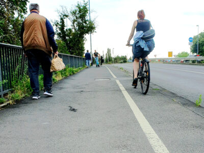 Schmaler Zwei-Richtungs-Radfahrstreifen an der Auffahrt von Kastel zur Theodor-Heuss-Brücke
