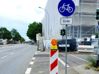 Baustelle mit Beschilderung "Radweg Ende"
