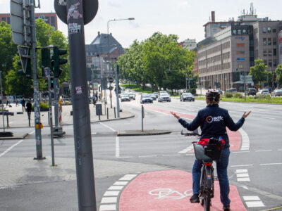 Radfahrerin sucht vor dem Hauptbahnhof Wiesbaden den richtigen Weg zum Weiterradeln