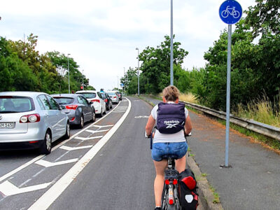 Breiter Radfahrstreifen mit Schutzzone zu parkenden Autos