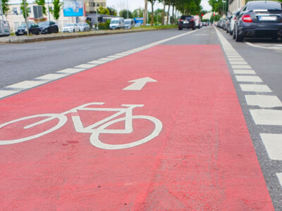 Moderner Radfahrstreifen mit Schutzzone