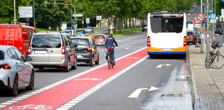 © ADFC | Ollo Keßler ADFC Fahrradklima-Test 2024: Die Situation rund um den Wiesbadener Hauptbahnhof wird von vielen Radfahrenden als Problem empfunden. Bislang fehlt ein durchdachtes Konzept, um den Fahrradverkehr gut und sicher zum Bahnhof und darum herum zu leiten.
