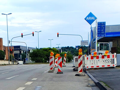 Baustelle auf der Mainzer Straße in Wiesbaden: Die Busspur und der Radweg sind blockiert.