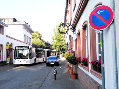 Ein Auto steht im Parkverbot am Eltviller Bahnhof und blockiert die Durchfahrt für Busse und Radfahrende