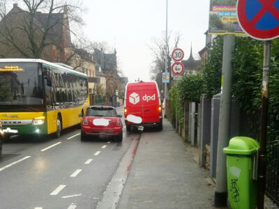 Eltville, Schwalbacher Straße - Ein Lieferwagen blockiert den Radfahrschutzstreifen