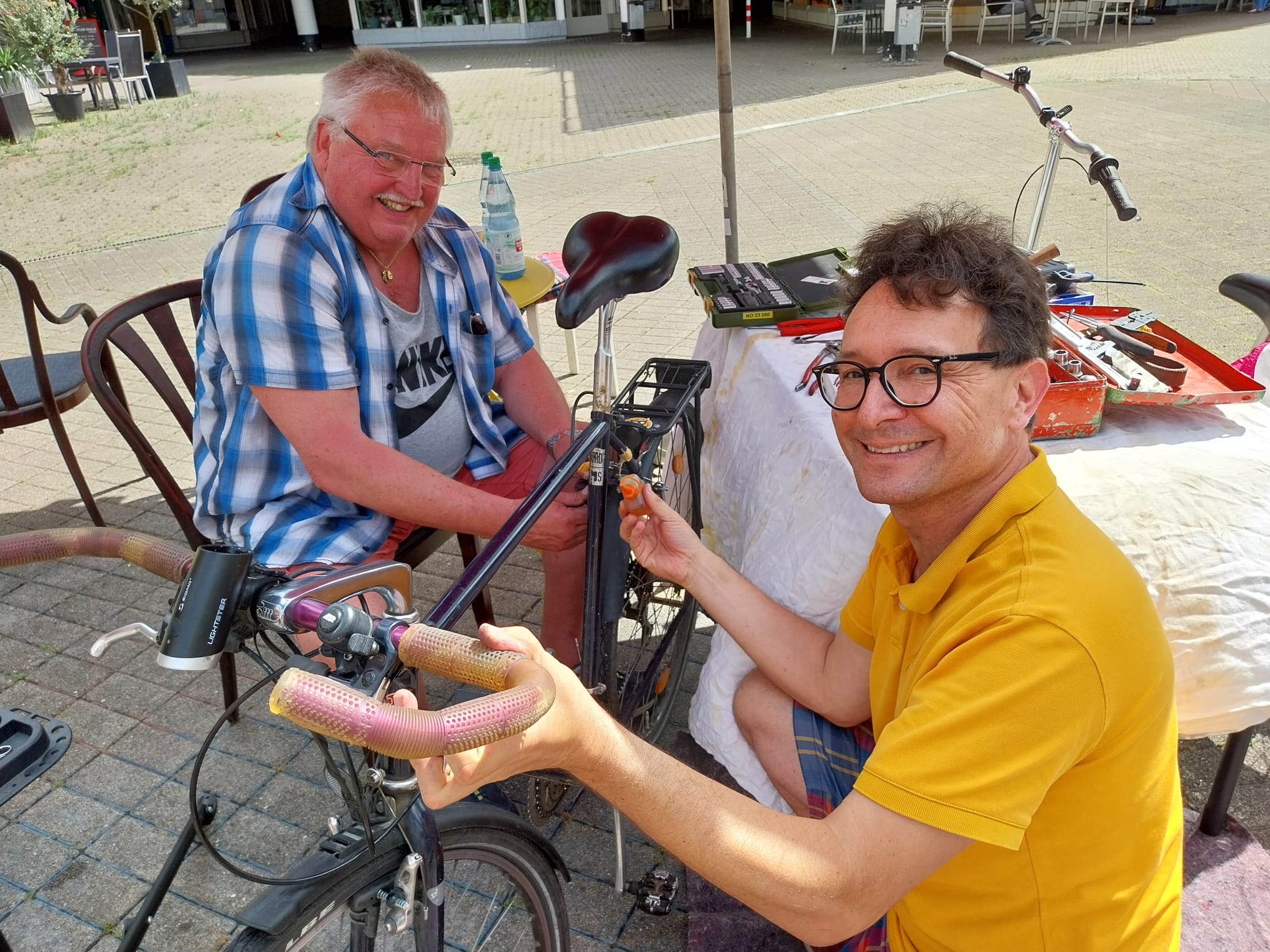Fahrrad-Repair-Café in Biebrich | © Quartiersmanagement Biebrich-Mitte 2 Männer, die ein Fahrrad reparieren