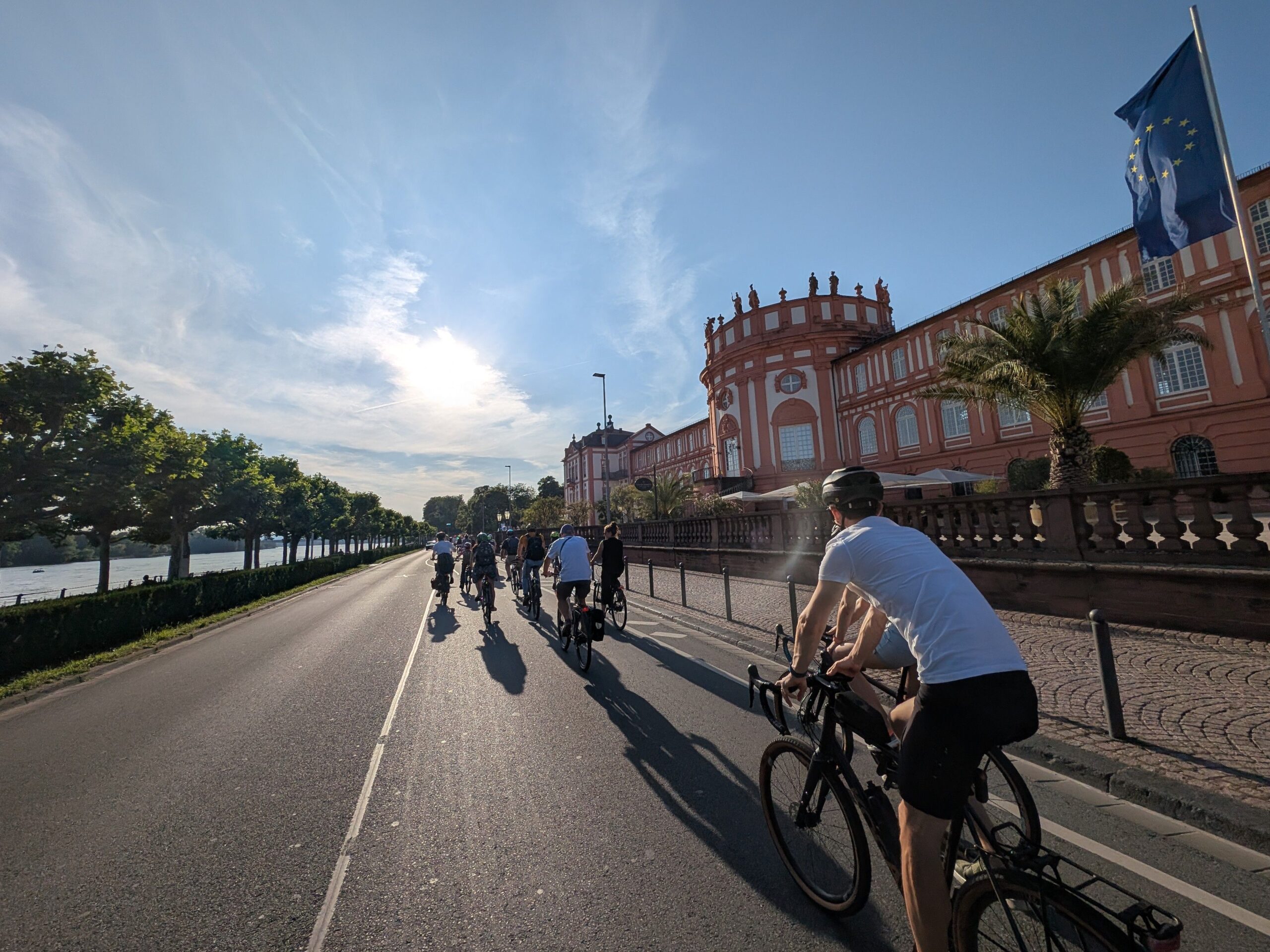 Critical Mass in Biebrich | © Lukas Fleckenstein Mehrere Radfahrende vor dem Biebricher Schloss