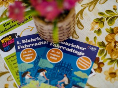 Flyer "Biebricher Fahrradtage" auf einem Tisch
