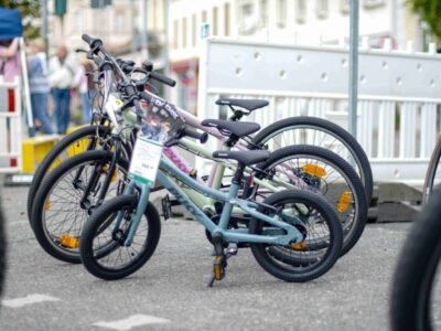 Fahrräder mit Preisschildern