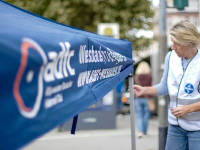 Personen beim Aufstellen eines Pavillons mit "ADFC"-Logo