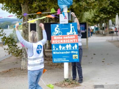Person beim Aufhängen einer Wimpelkette