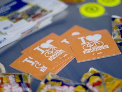 Sticker "Ich liebe Fahrrad & Demokratie" auf einem Tisch