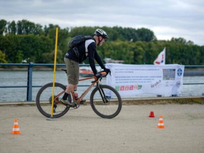 Radfahrer testet den Geschicklichkeitsparcours