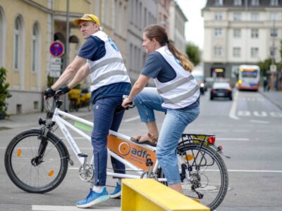Zwei Radfahrende auf einem Tandem