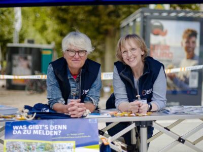 Zwei Frauen am Infostand des ADFC blicken freundlich in die Kamera