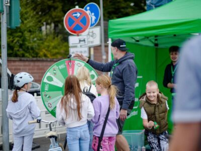 Kinder vor einem Glücksrad
