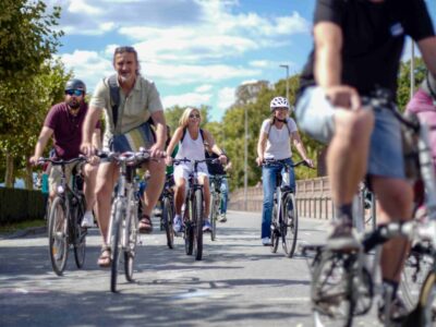 Kinder und Erwachsene starten gemeinsam zu einer Fahrraddemo