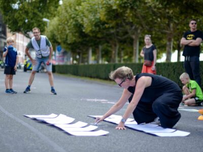 Person beim Plakate-Malen auf der Straße