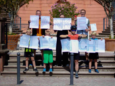 Gruppe mit Plakaten sagt "DANKE BIEBRICH"