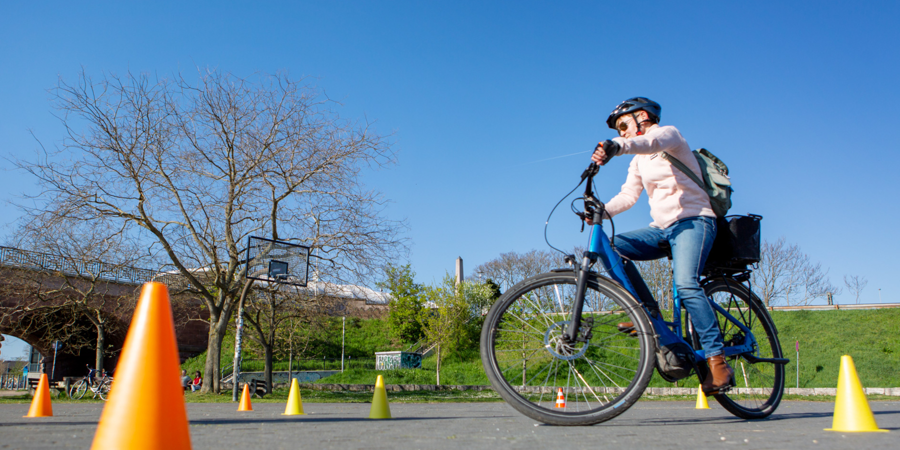 E-Bike-Fahrerin übt beim ADFC Fahrsicherheitstraining das Fahren enger Kurven.