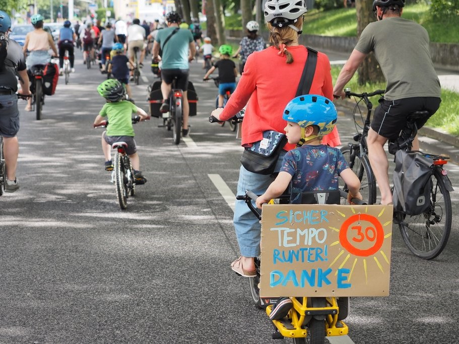 Kidical Mass - Tempo30 für mehr Sicherheit | &copy; Martin Kraft 
Gleichmäßigeres Tempo
Tempo 30 innerorts für sicheren Straßenverkehr