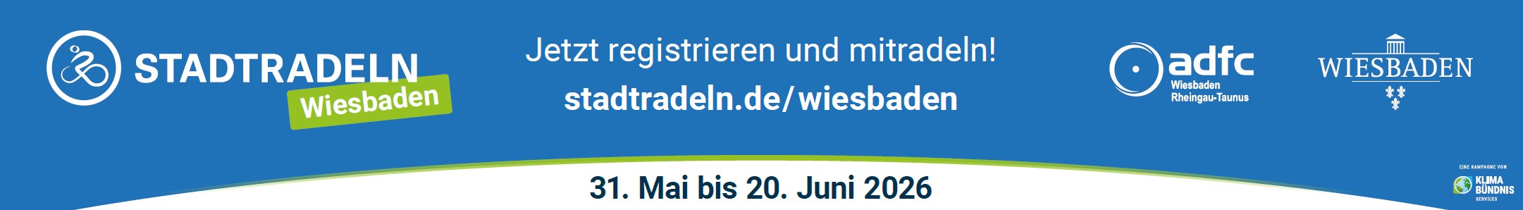 Mehrere Radfahrende vor dem Biebricher Schloss