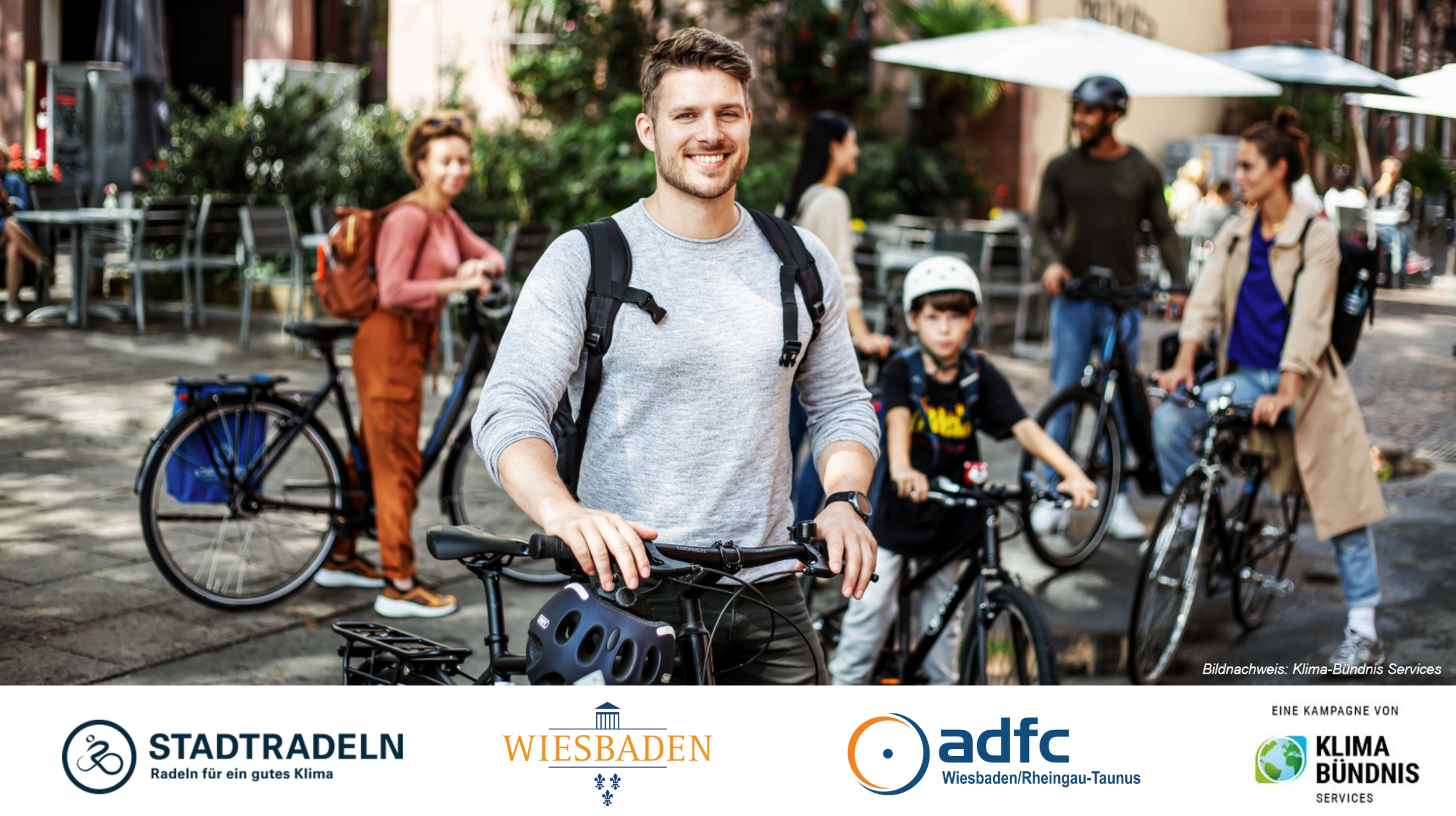 Mehrere Radfahrende vor dem Biebricher Schloss