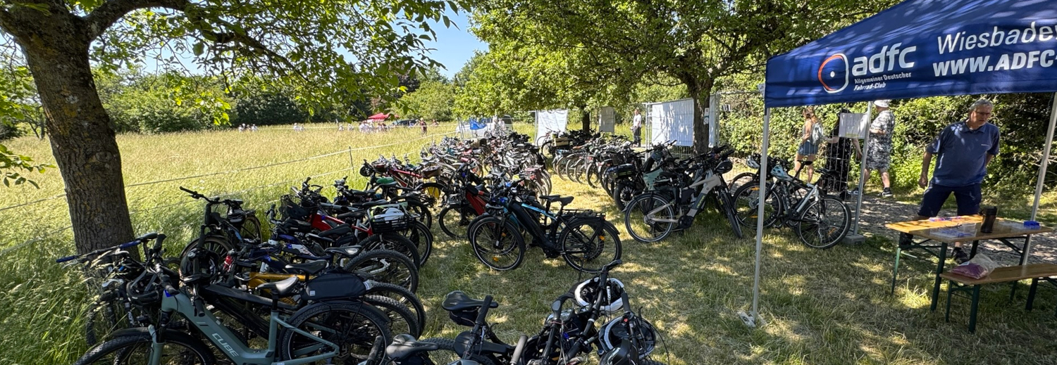 ADFC Fahrrad-Garderobe bei der "Bubenhäuser Weinrunde" in Eltville-Rauenthal am 25. Mai 2026