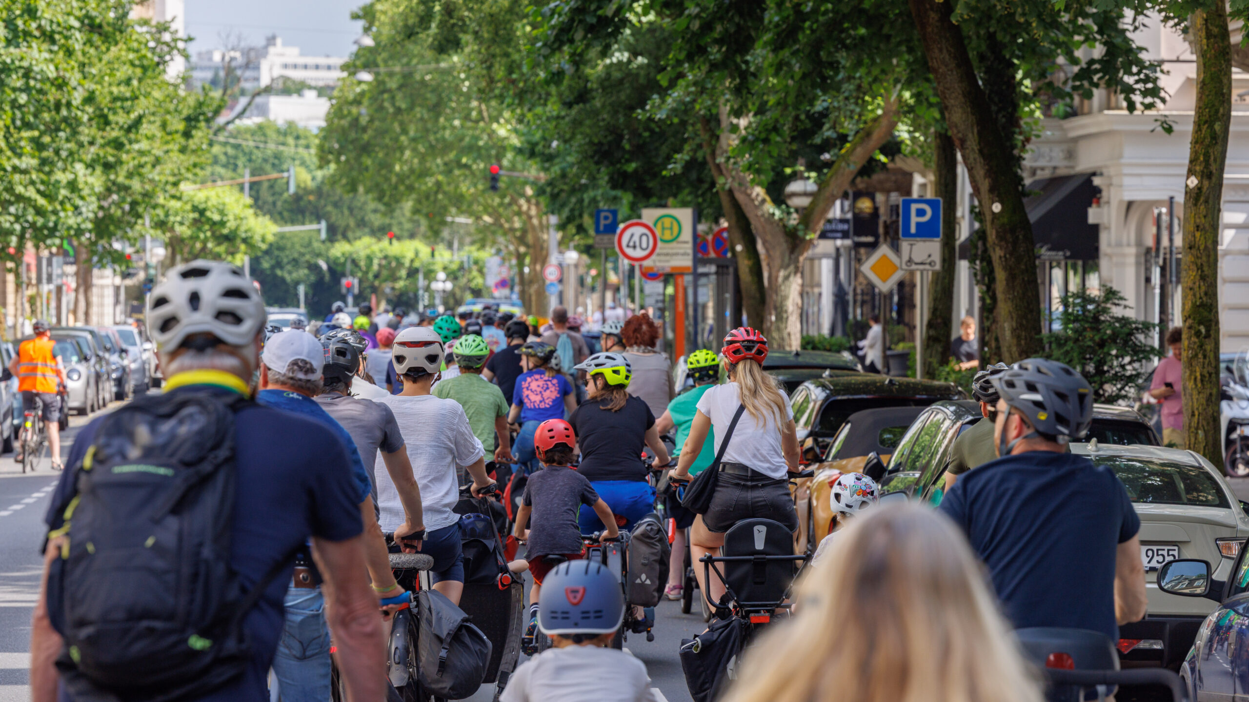Wiesbaden'deki Taunusstraße'de birçok bisikletçi