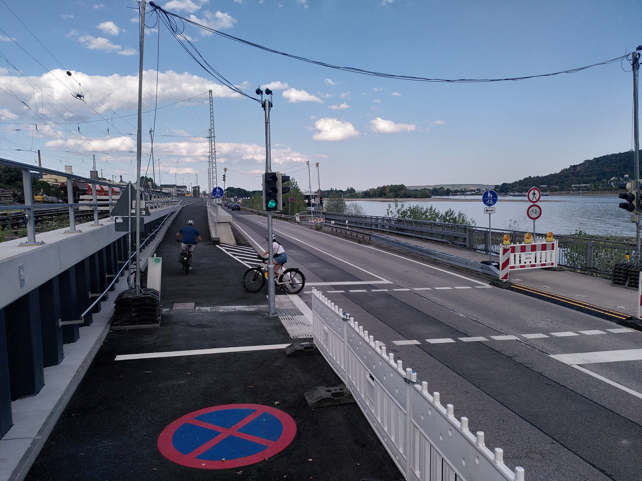 Die Ampel über die B42 und der Weg auf den Bahndamm | &copy; Elke Tegeler