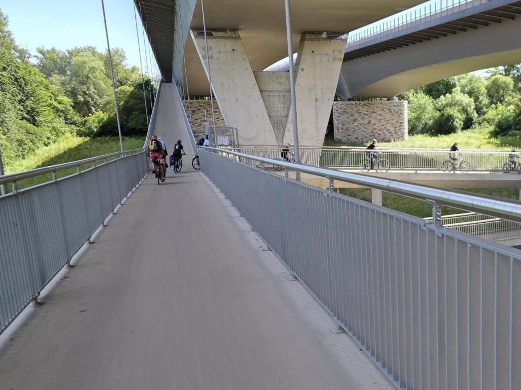 Einige Radfahrende auf dem abgehängten Radweg unter der Schiersteiner Brücke