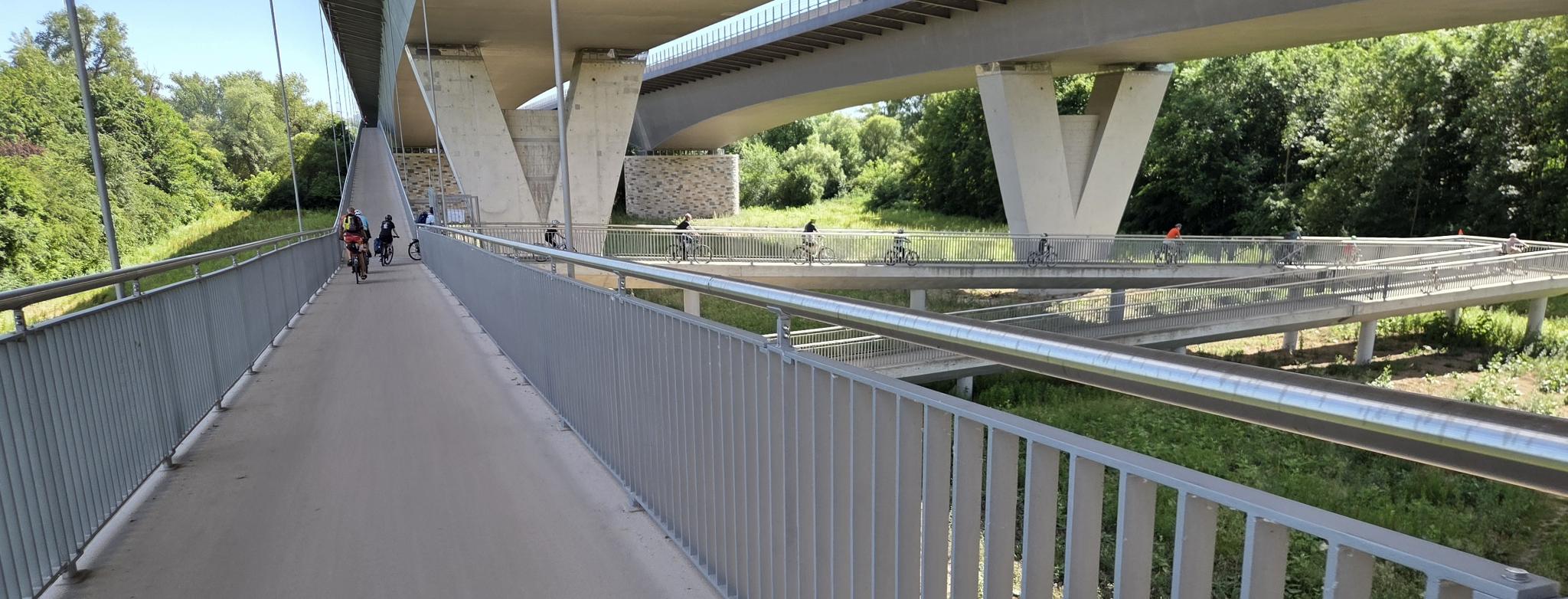 Einige Radfahrende auf dem abgehängten Radweg unter der Schiersteiner Brücke
