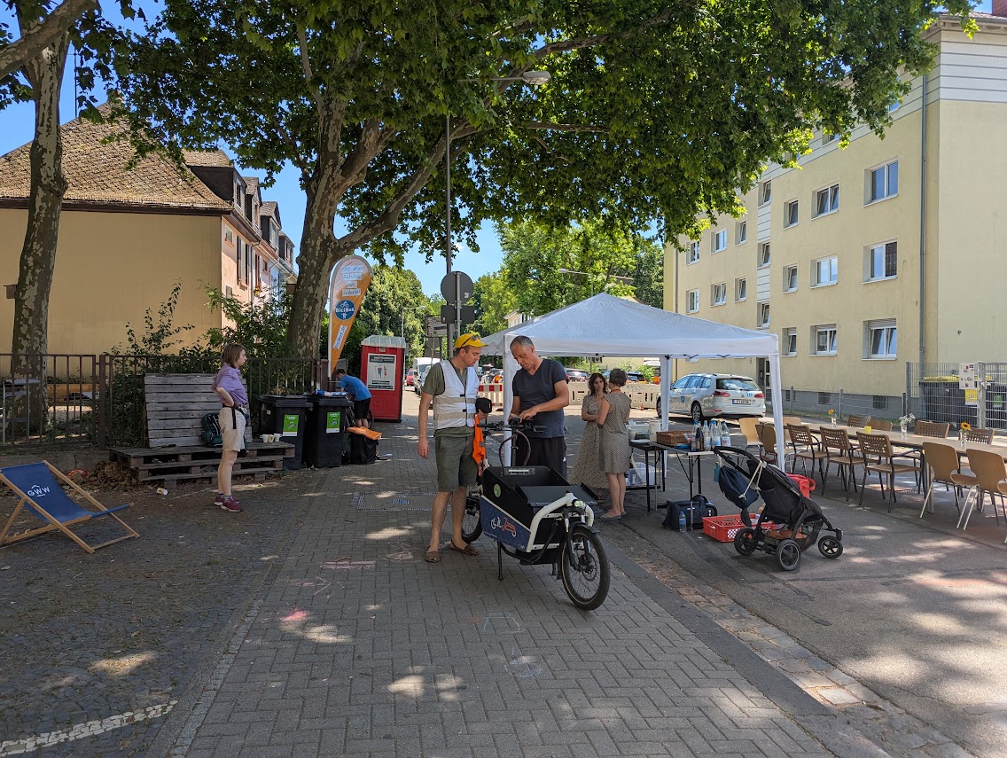 2 Männer, die ein Fahrrad reparieren